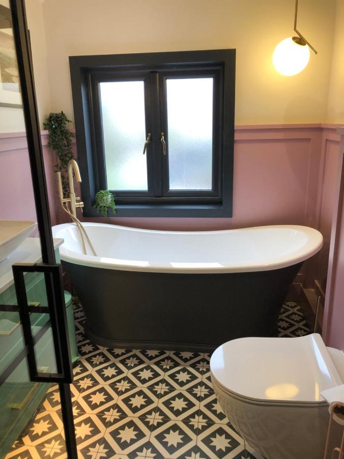 Boutique Home Near Chichester Centre Bagian luar foto